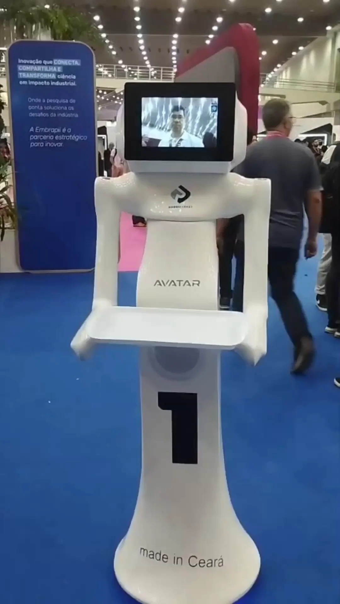 Robô Avatar entregando pedidos em restaurante